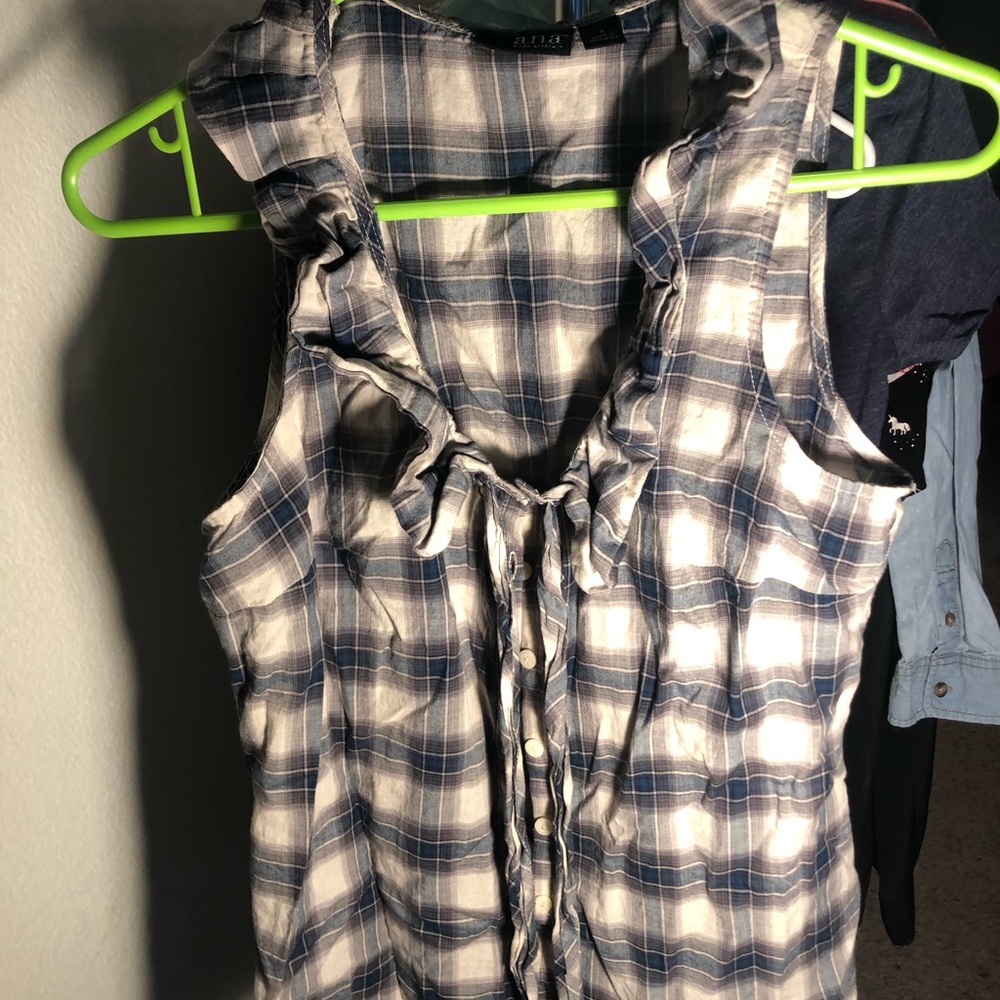 Sleeveless shirt